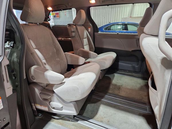 2018 TOYOTA SIENNA LE