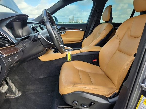 2017 VOLVO XC90 Momentum
