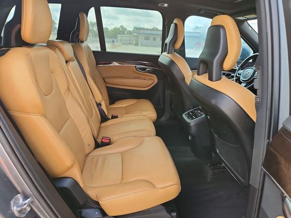 2017 VOLVO XC90 Momentum