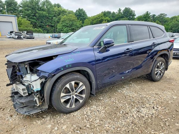 2022 TOYOTA HIGHLANDER XLE