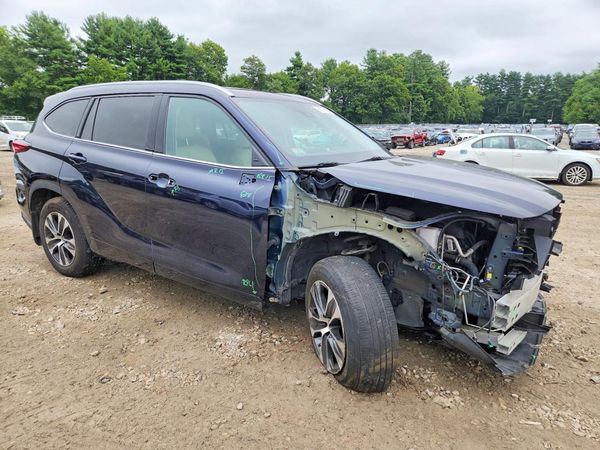 2022 TOYOTA HIGHLANDER XLE