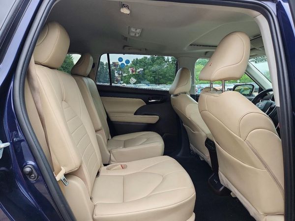 2022 TOYOTA HIGHLANDER XLE