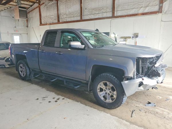 2017 CHEVROLET SILVERADO LT — Passenger 3/4