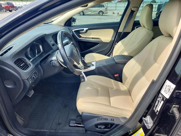 2017 VOLVO V60