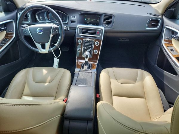 2017 VOLVO V60