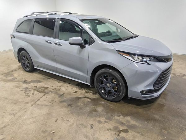 2025 TOYOTA SIENNA XSE