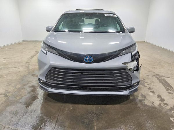 2025 TOYOTA SIENNA XSE