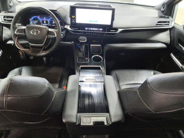 2025 TOYOTA SIENNA XSE