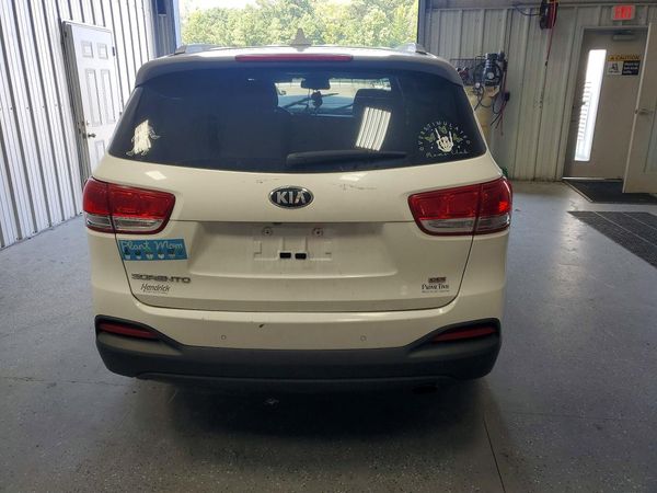 2016 KIA SORENTO L / LX
