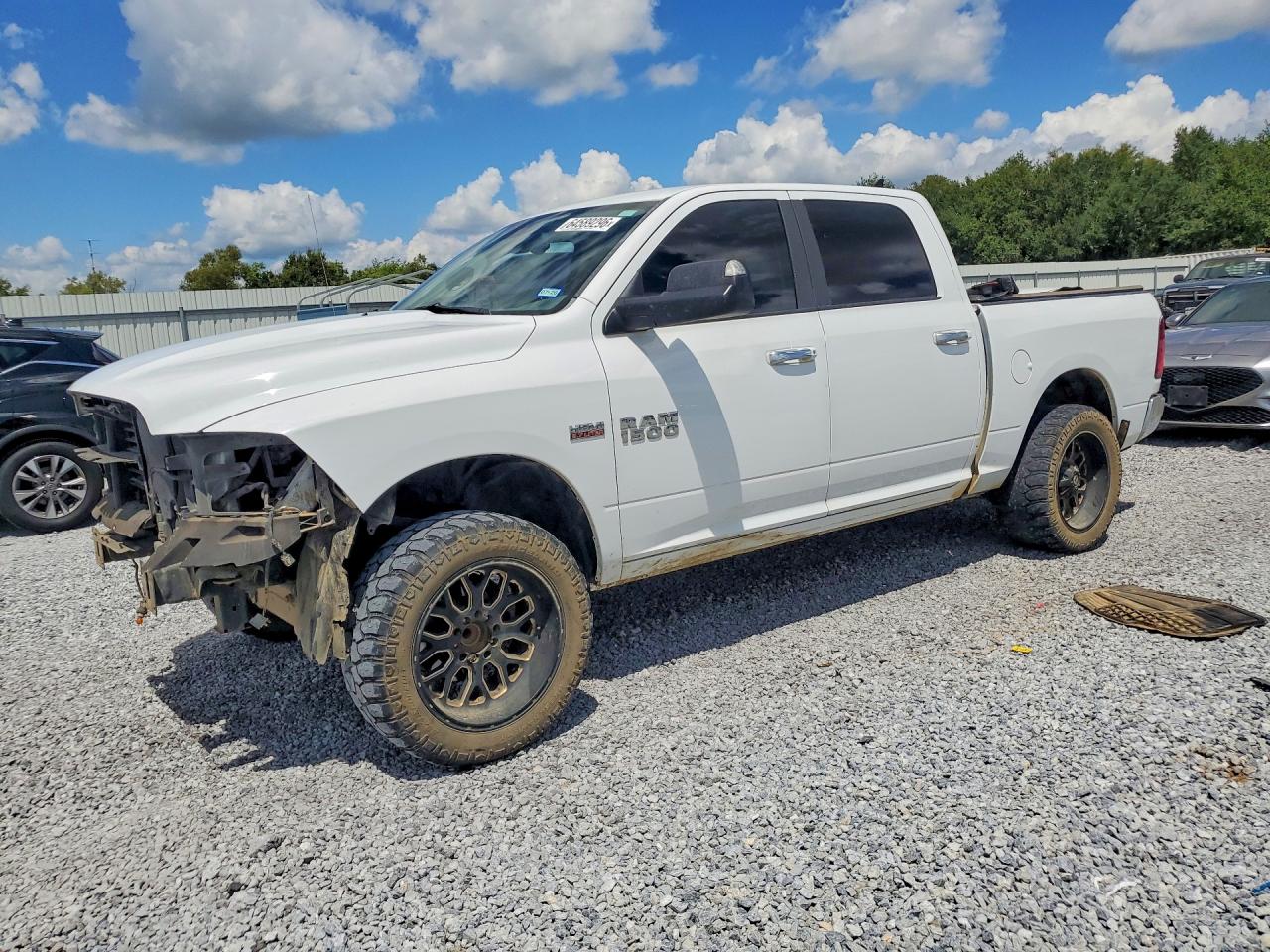 2015 RAM 1500 SLT CREW CAB 4X4