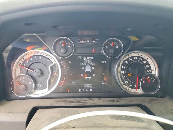 2015 RAM 1500 SLT CREW CAB 4X4