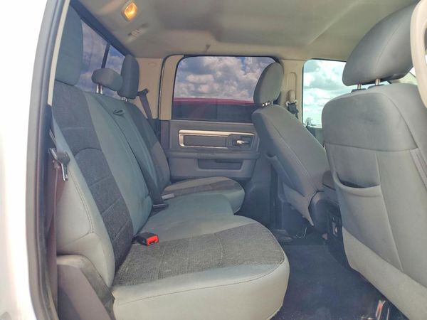 2015 RAM 1500 SLT CREW CAB 4X4