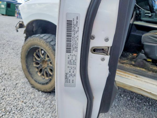 2015 RAM 1500 SLT CREW CAB 4X4