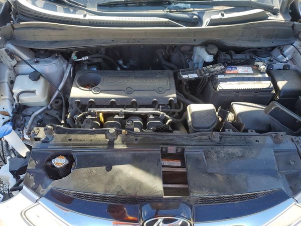 2012 HYUNDAI TUCSON GLS — Engine bay