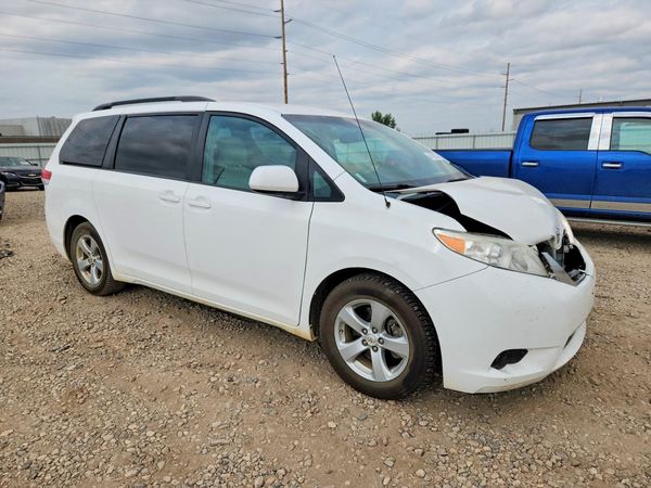 2012 TOYOTA SIENNA