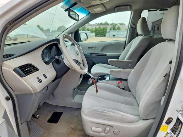 2012 TOYOTA SIENNA