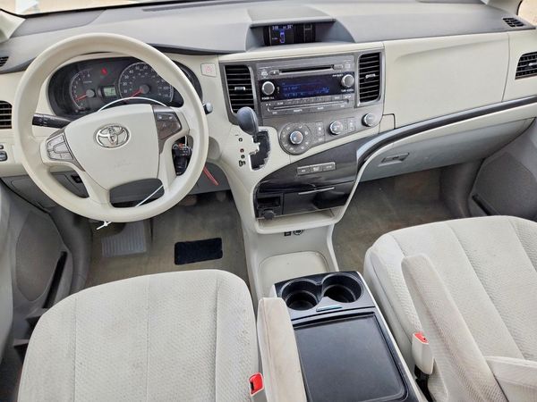 2012 TOYOTA SIENNA