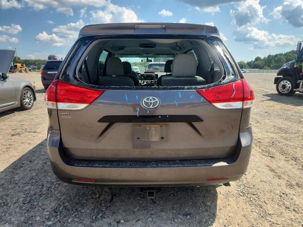 2013 TOYOTA SIENNA