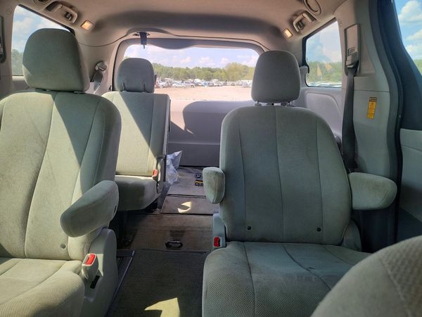 2013 TOYOTA SIENNA
