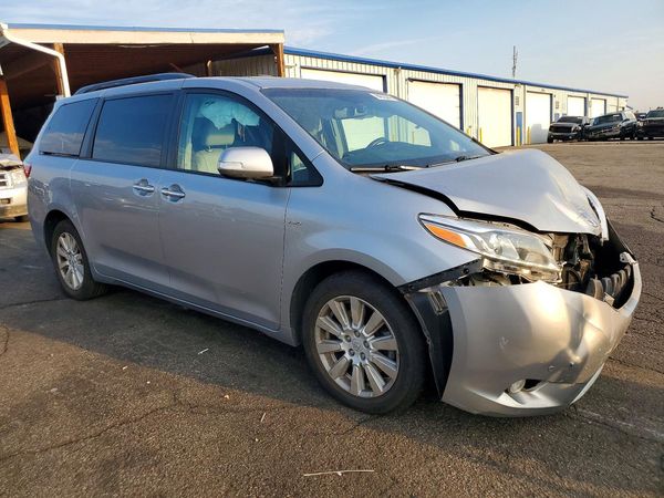 2017 TOYOTA SIENNA