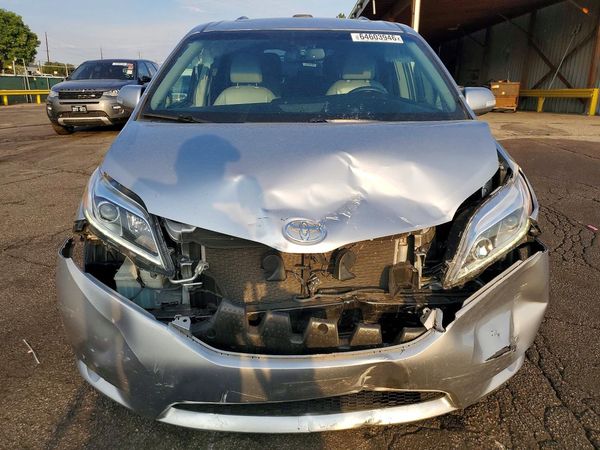 2017 TOYOTA SIENNA