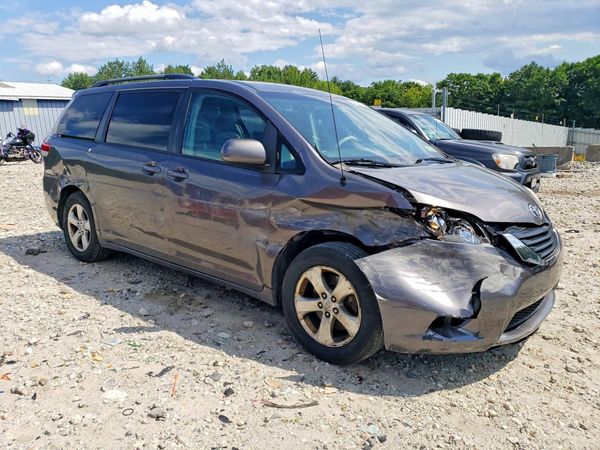 2014 TOYOTA SIENNA