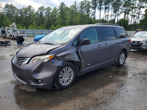 2015 TOYOTA SIENNA