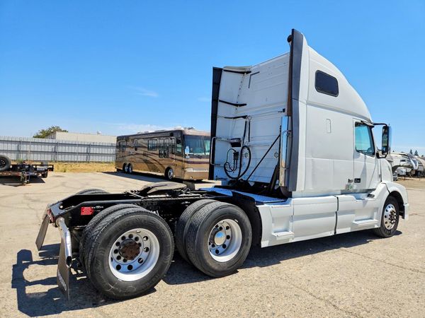 2016 VOLVO VNL