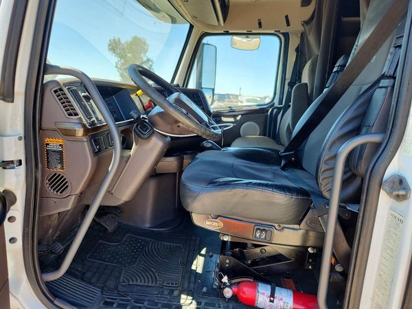 2016 VOLVO VNL