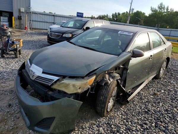 2014 TOYOTA CAMRY — Front 3/4
