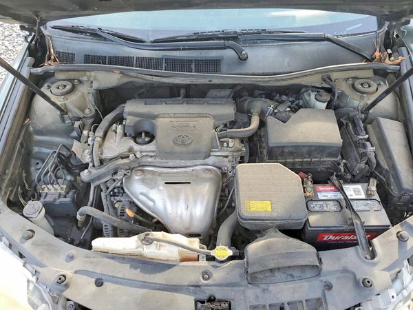 2014 TOYOTA CAMRY — Engine bay