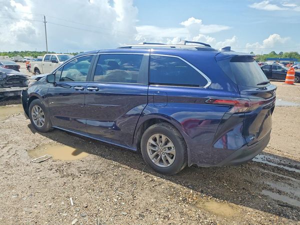2026 TOYOTA SIENNA XLE
