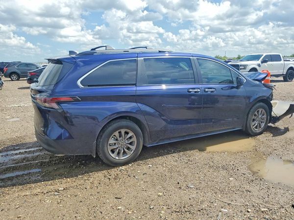 2026 TOYOTA SIENNA XLE