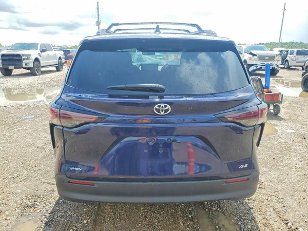 2026 TOYOTA SIENNA XLE