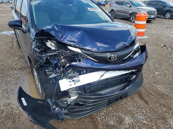 2026 TOYOTA SIENNA XLE