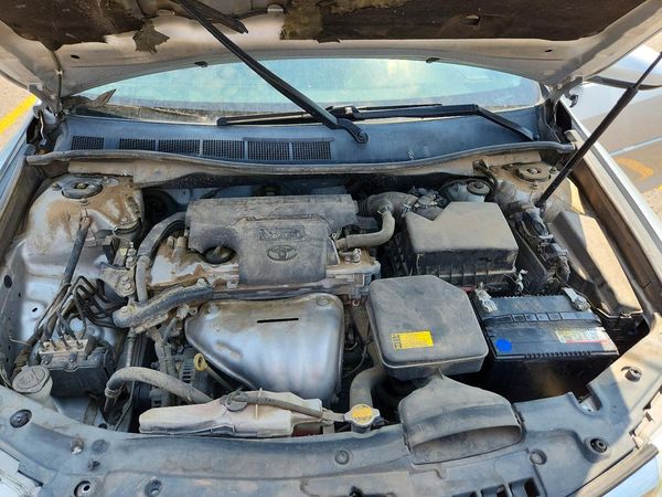 2012 TOYOTA CAMRY — Engine bay