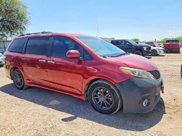 2017 TOYOTA SIENNA SE/SE Premium