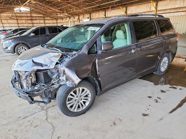 2012 TOYOTA SIENNA