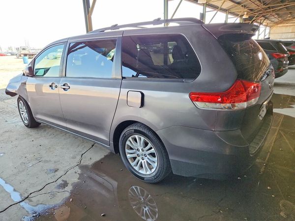 2012 TOYOTA SIENNA