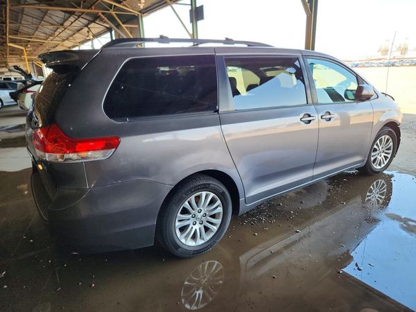 2012 TOYOTA SIENNA
