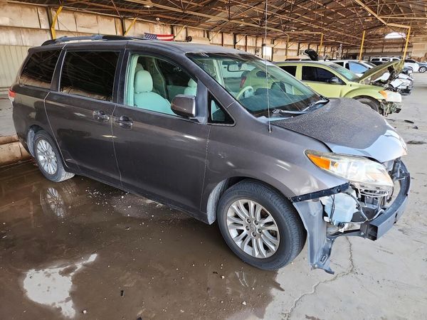 2012 TOYOTA SIENNA