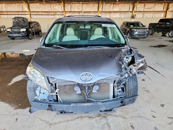 2012 TOYOTA SIENNA