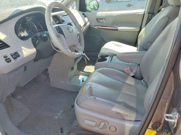 2012 TOYOTA SIENNA