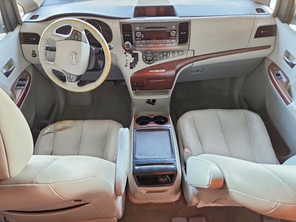2012 TOYOTA SIENNA