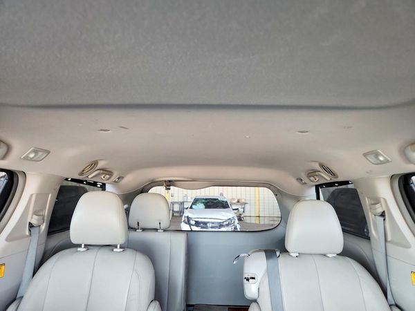 2012 TOYOTA SIENNA