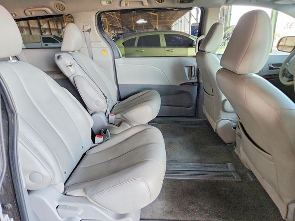 2012 TOYOTA SIENNA