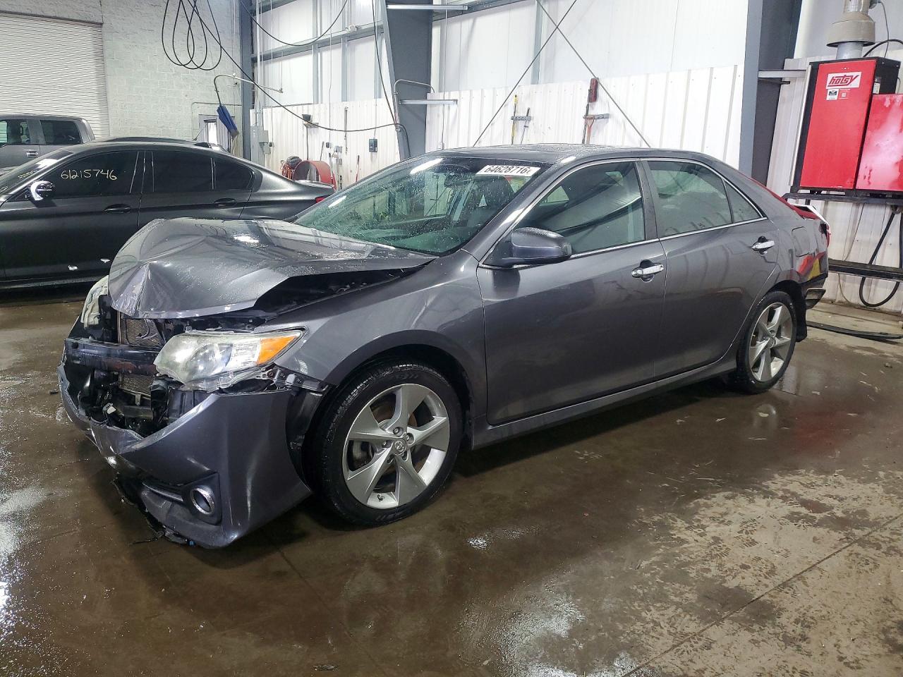 2014 TOYOTA CAMRY — Front 3/4