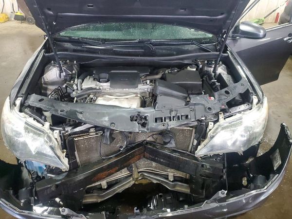 2014 TOYOTA CAMRY — Engine bay