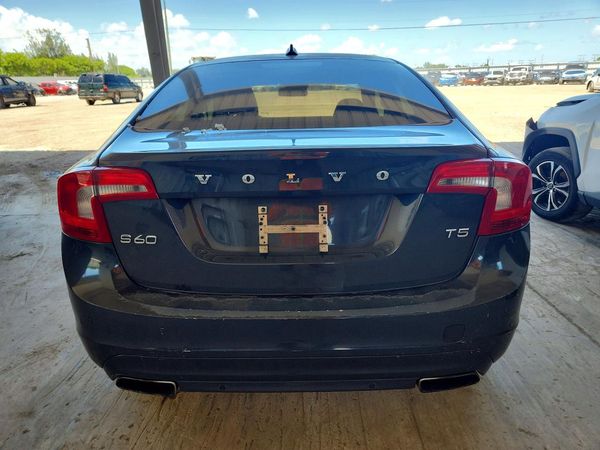 2015 VOLVO S60