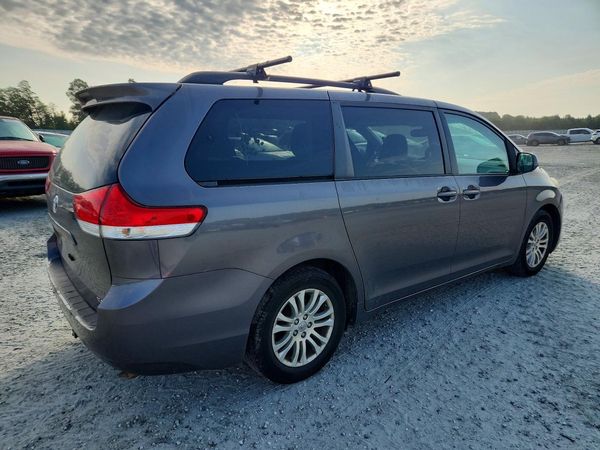 2013 TOYOTA SIENNA